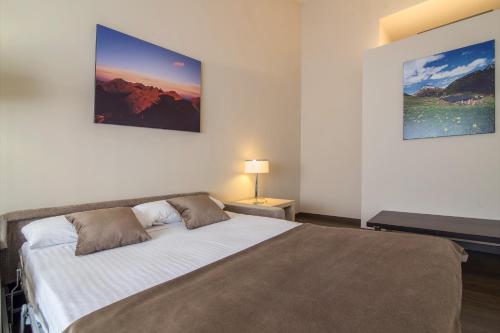 2 twin beds, 1 sofa bed