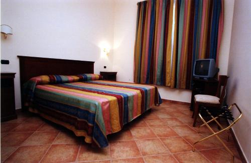 1 queen bed, 2 twin beds