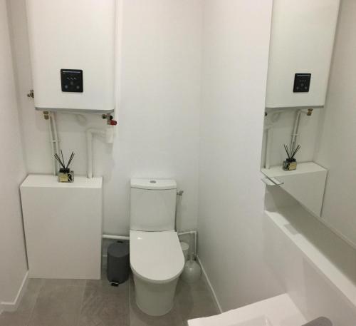 Bathroom, studio scandinave au calme avec jardinet in Saint-Eloi