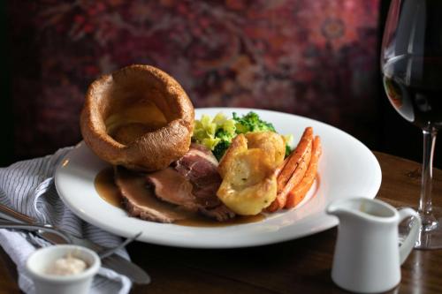 Rose And Crown Hotel - image 8