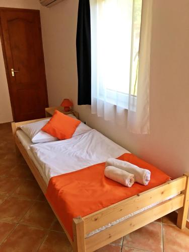 1 king bed, 2 twin beds