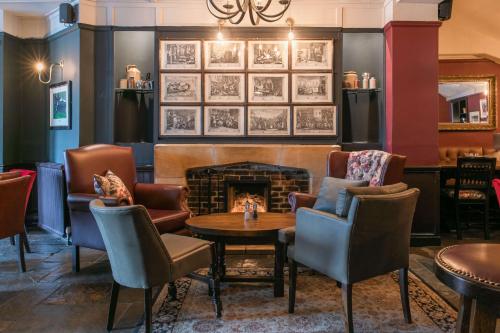 Rose And Crown Hotel - image 2