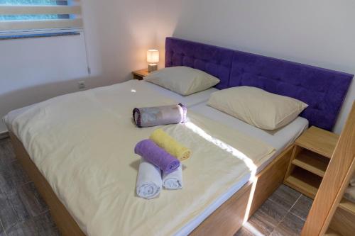 2 twin beds, 1 bunk bed, 1 sofa bed