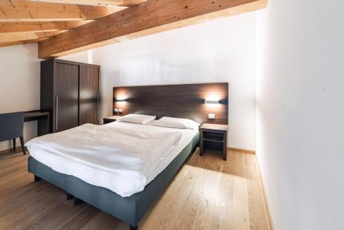 2 queen beds, 2 twin beds