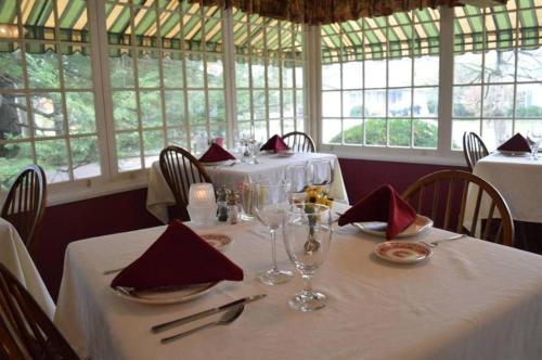 Red Rocker Inn - image 14