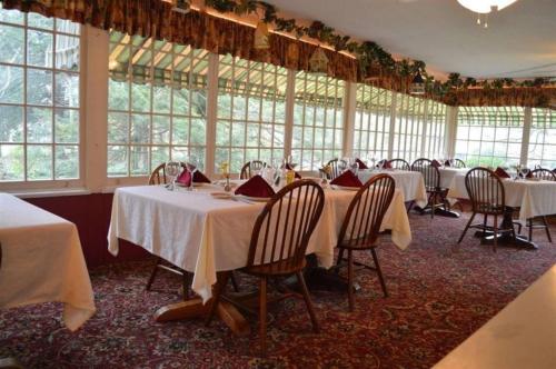 Red Rocker Inn - image 10