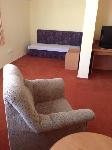 1 double bed, 1 twin bed