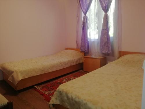 2 twin beds
