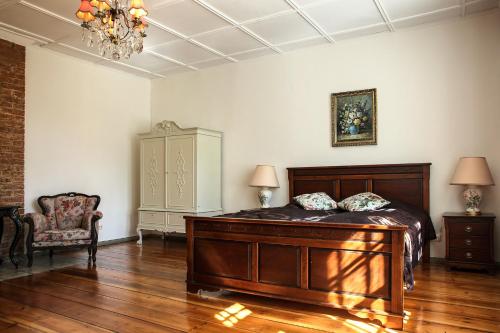 1 queen bed, 1 sofa bed