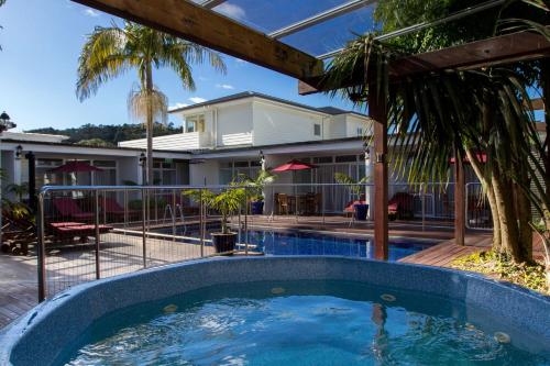 Swimming pool, Commodores Lodge in Russell