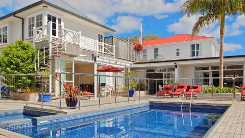 Commodores Lodge in Russell