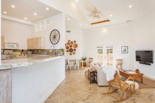 THE FARMHOUSE RETREAT: 5 acres, hot tub, sleeps 10, AC