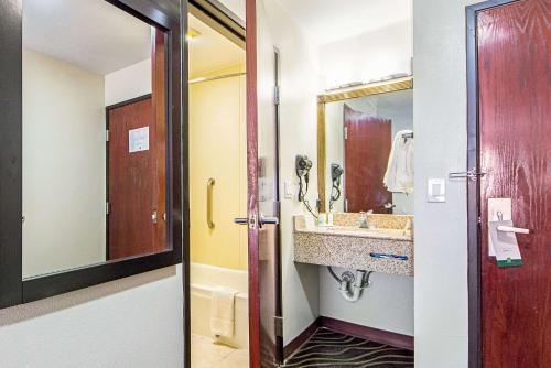 Quality Inn Greenville I-30 - image 4