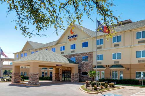 Exterior view, Comfort Suites North Dallas in Park Central