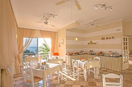 Aurora Beach Hotel - image 4