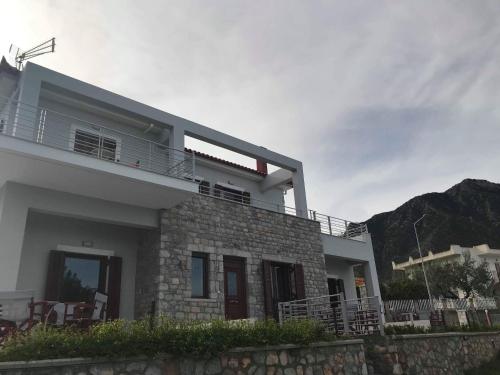  Light blue house 3 Apartments, Unterkunft in Poúlithra