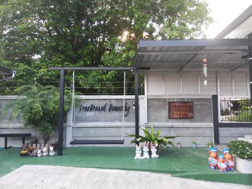 เซราะกราว โฮมสเตย์ in Sanom