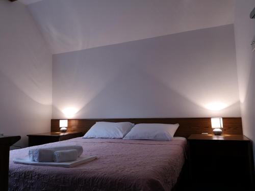 1 queen bed, 2 twin beds
