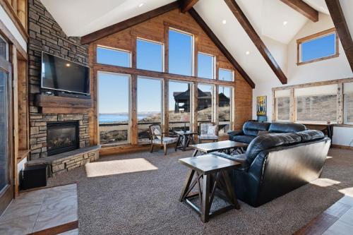 8 Bed 5 Bath Vacation home in Fish Haven - image 4