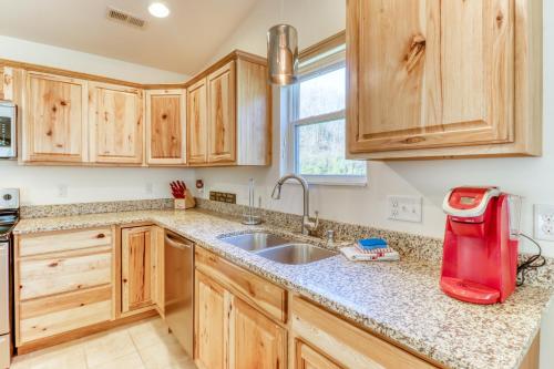 2 Bed 2 Bath Vacation home in Whittier III in Whittier, USA