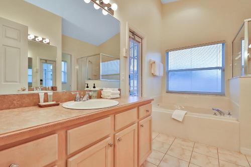 4 Bed 3 Bath Vacation home in Windsor Palms Resort - image 8