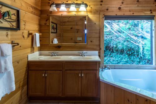 4 Bed 4 Bath Vacation home in Sylva I - image 8