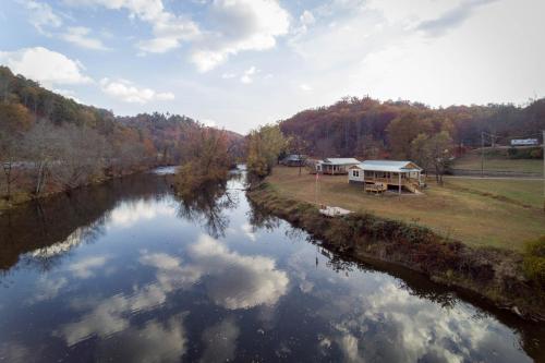 2 Bed 2 Bath Vacation home in Whittier III in Whittier, USA