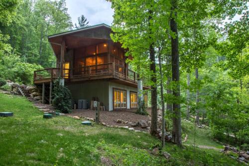 . 5 Bed 4 Bath Vacation home in Tuckasegee