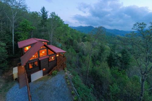 4 Bed 4 Bath Vacation home in Sylva I in Sylva, USA