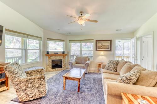 2 Bed 2 Bath Vacation home in Whittier III in Whittier, USA