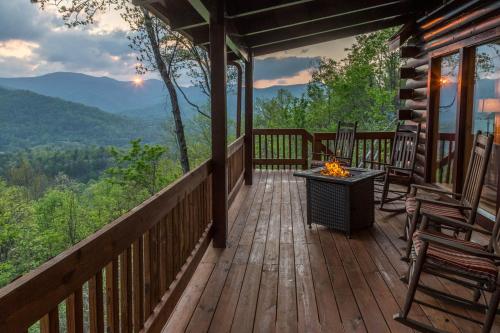 4 Bed 4 Bath Vacation home in Sylva I in Sylva, USA