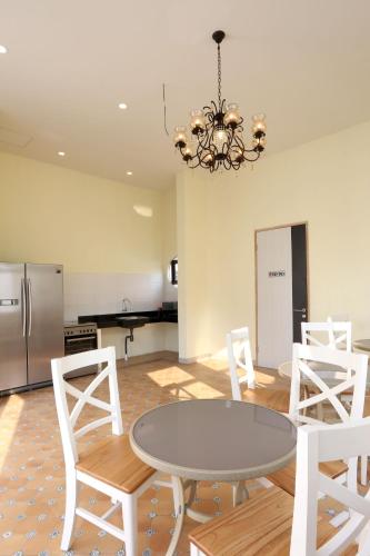 Kitchen, Urbanest Inn House Slipi in Slipi