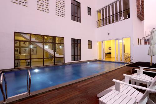 Swimming pool, Urbanest Inn House Slipi in Slipi