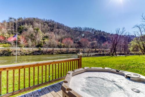 2 Bed 2 Bath Vacation home in Whittier III in Whittier, USA