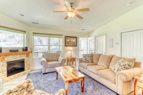 2 Bed 2 Bath Vacation home in Whittier III in Whittier, USA