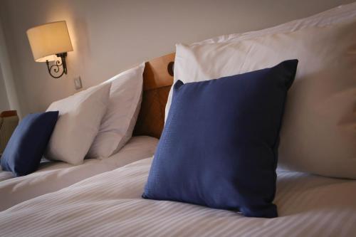3 twin beds