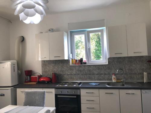  Apartman prizemlje sa terasom. in 21460 Stari Grad