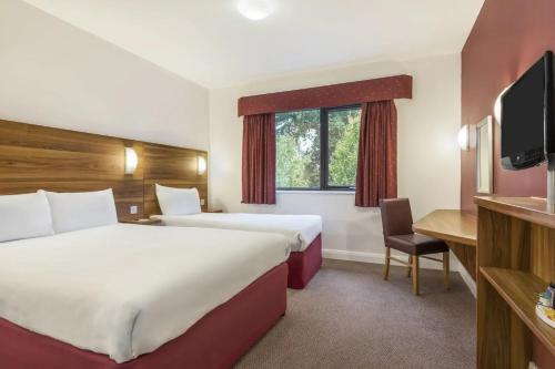 1 double bed, 1 twin bed