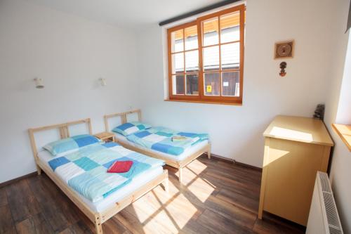 2 twin beds