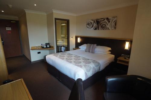Damon’s Hotel - image 3