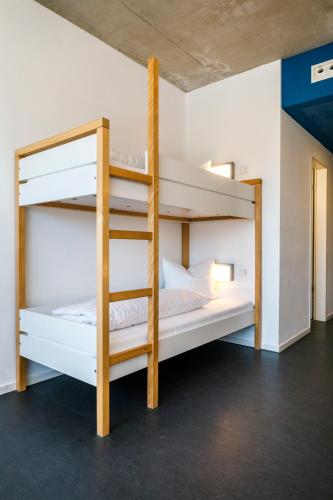 2 bunk beds