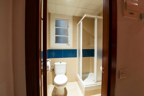 Double Room Ensuite with Balcony image 4