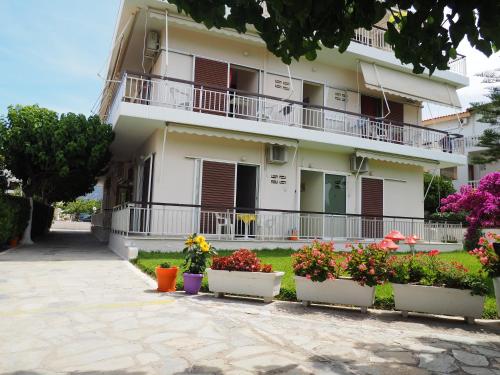 Akrogiali Beach Rooms - Tap to explore photos