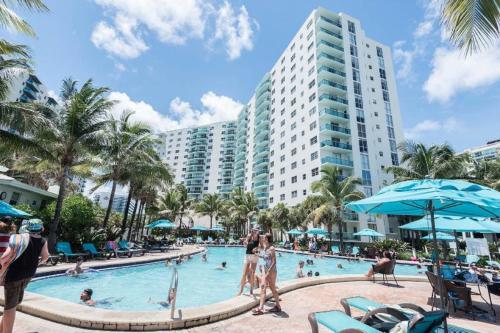 Miami Hollywood New Two Bedroom with Garden View 002-21mar