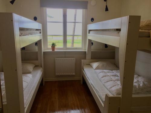 2 bunk beds