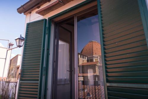 Best Location w/ Breathtaking Views Chic Palace - image 14