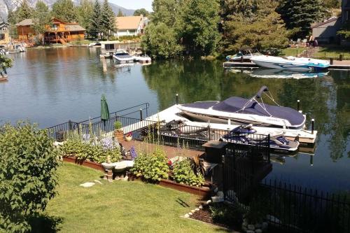 Peaceful Hot Tub Boat Dock - image 7