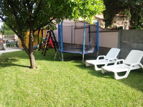 สวน, Szivarvany Apartman in กียูลา