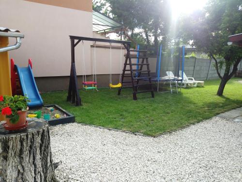 Playground, Szivarvany Apartman in Kastelykert
