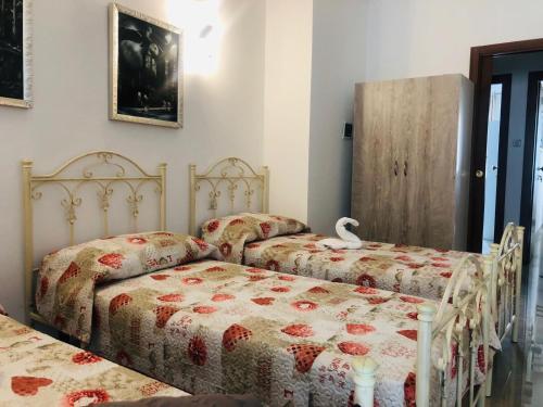 3 twin beds